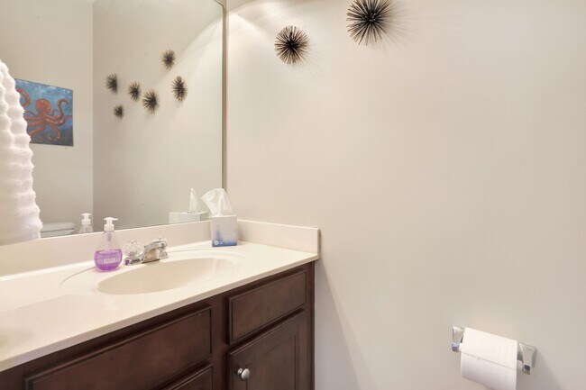 Building Photo - Charming 3 BD - 2.5 BA townhome located so...