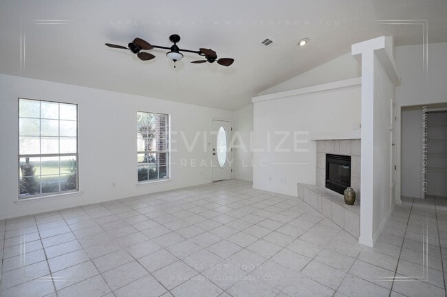 Building Photo - Lovely 3 Bed 2 Bath Brick Home Just Minutes from the Beach!