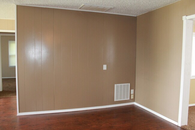 Building Photo - Move In Special!!!  $150 off 2nd month rent! Come take a look!