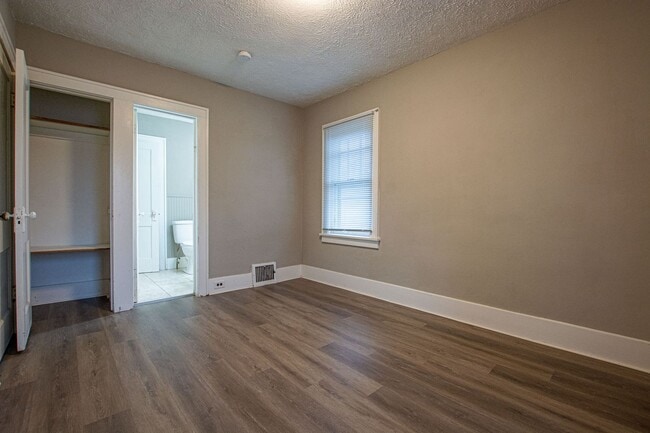 Building Photo - 2 Bedroom / 1 Bath Home located near Askar...