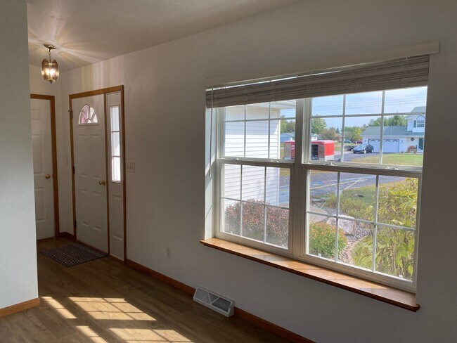 Building Photo - Beautiful 3 Bedroom Single Family Home in ...