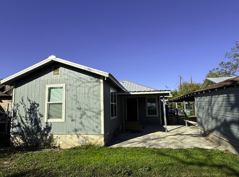 Building Photo - 3224 W Houston St