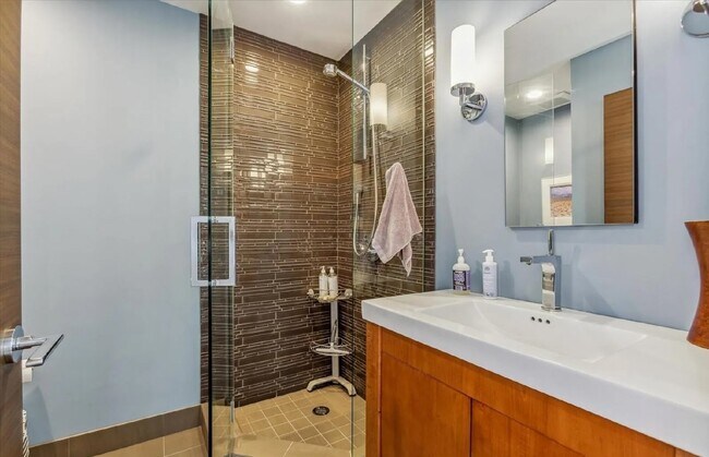 Building Photo - Downtown Loft Living at its Best