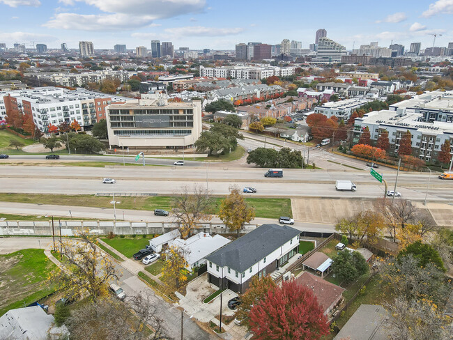 Building Photo - 2724 Hondo Ave