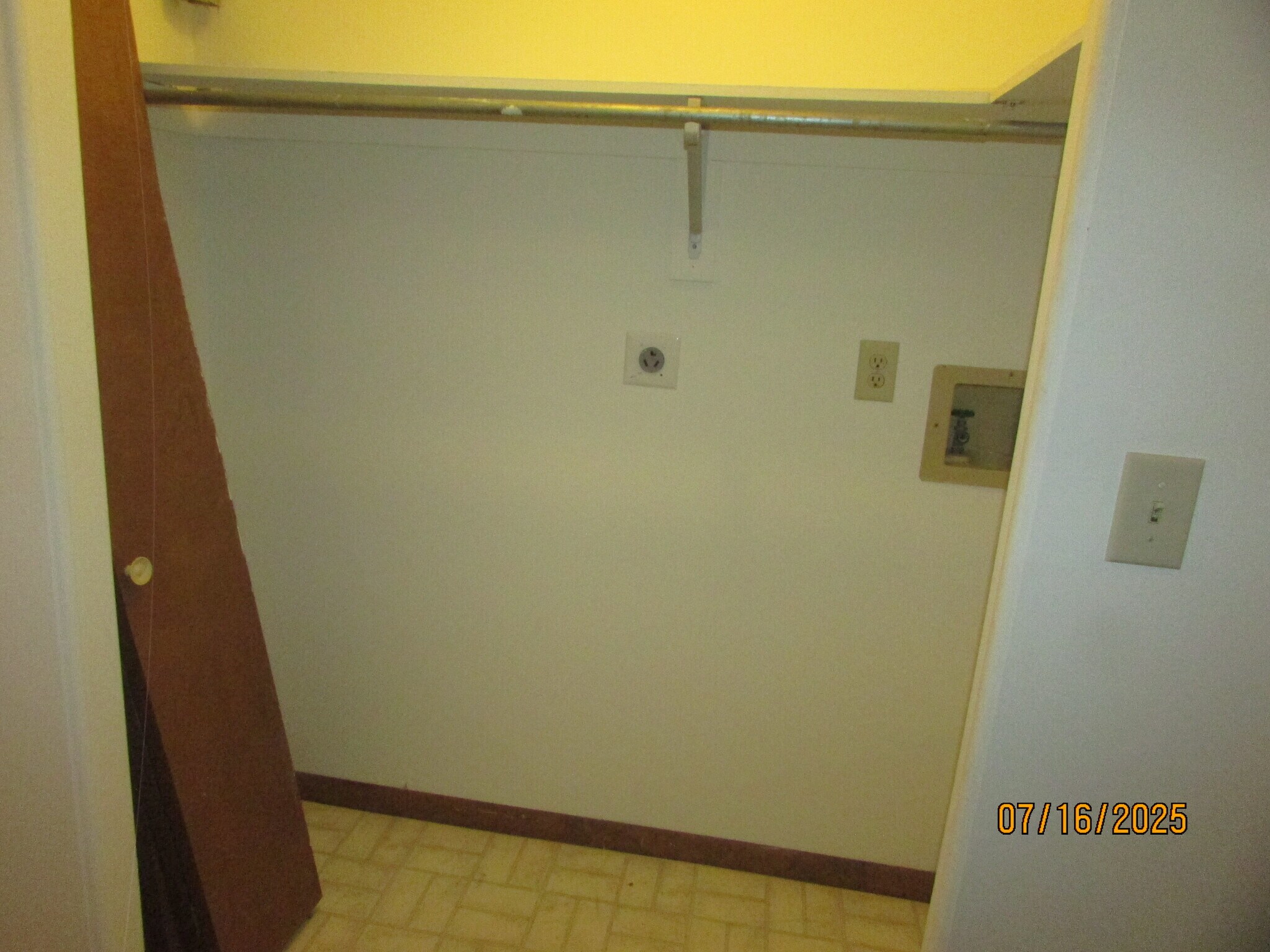 Washer/Dryer Hook-Up - 1854 N Lakeman Dr