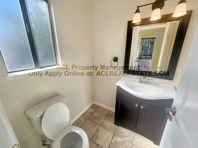 Building Photo - Quiet and Quaint Hayward Hills Condo 4 Rent