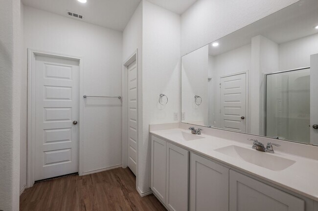 Building Photo - Lovely Rancho Primera Property