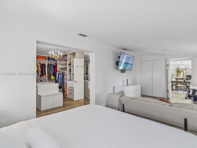 Building Photo - 2648 NE 26th Ave