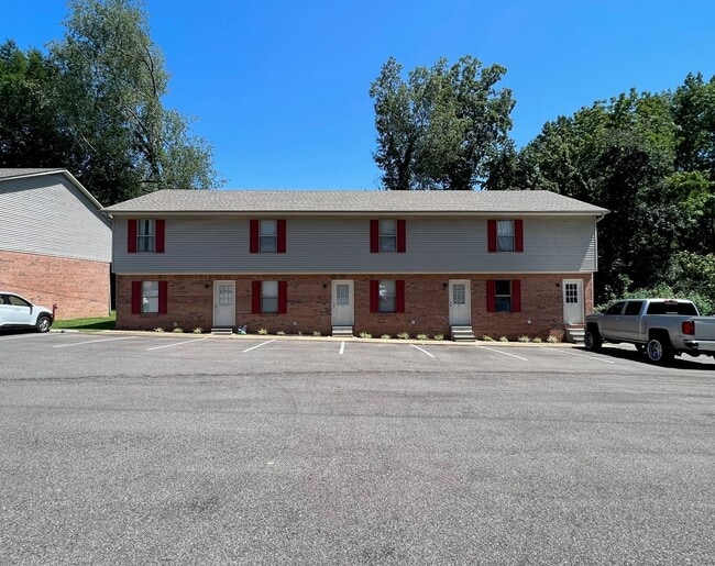 Building Photo - University Place 1- Charming Townhouse Apartment