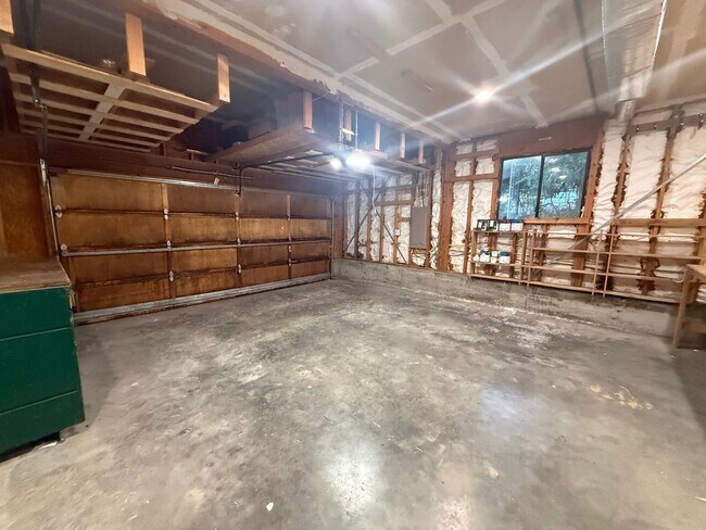 Building Photo - 3 BED 2.5 BATH WITH DAYLIGHT BASEMENT & BONUS ROOM - SPACIOUS CORNER LOT