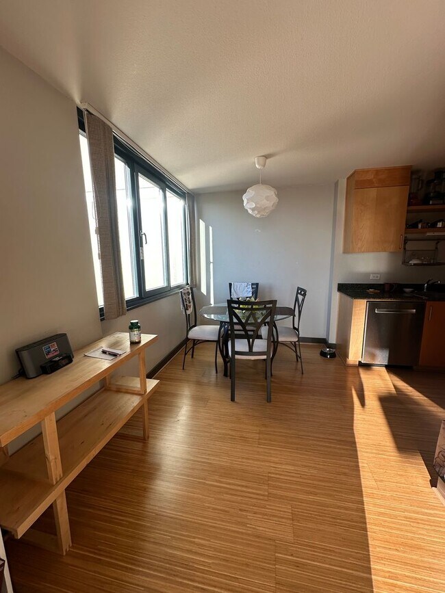 Building Photo - Lovely 2 bedroom 2 bath condo with a river...