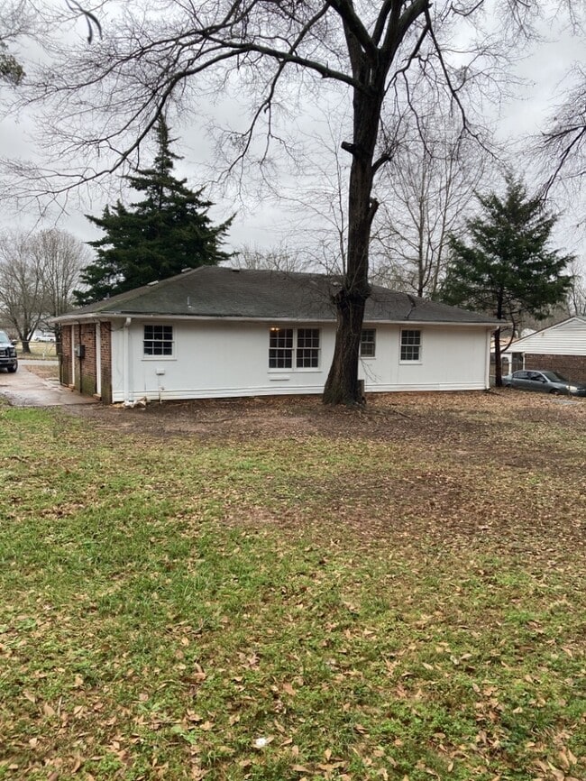 Building Photo - 3 Bedroom in Greenville