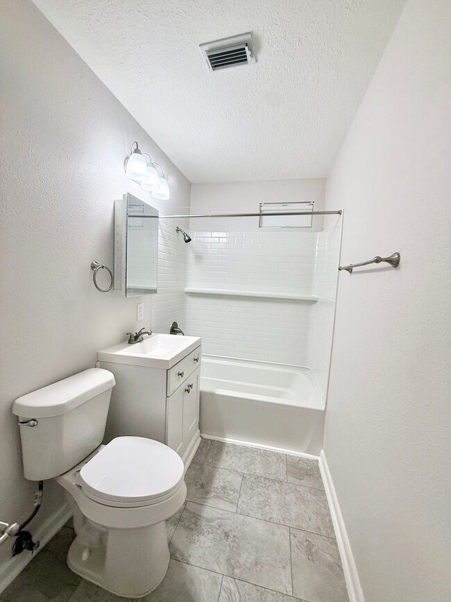 Building Photo - Adorable 3/1/1 Home in Lake Jackson !