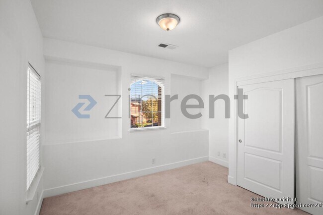 Building Photo - 207 Barcelona Dr