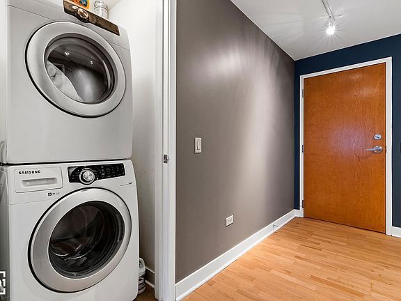 Building Photo - 505 N McClurg Ct