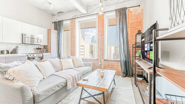 Building Photo - 555 Evergreen St