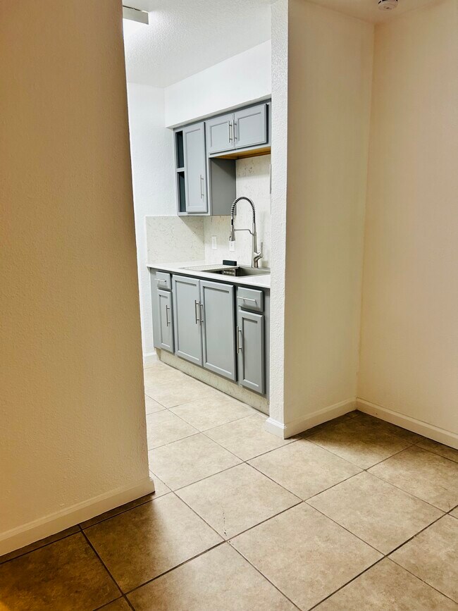 Building Photo - 5767 Belcrest St