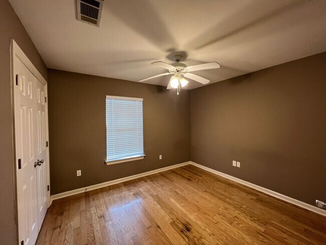 Building Photo - 9240-9250 Lockhart Rd