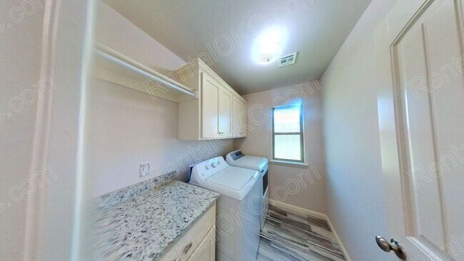 Building Photo - Great 3 bed 2 Bath on the West side.