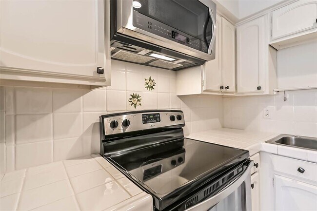 Building Photo - 496 N Post Oak Ln