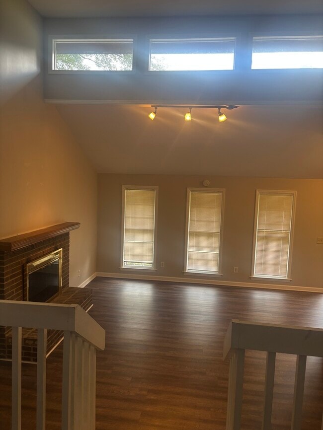 Building Photo - 525 N Royal Tower Dr