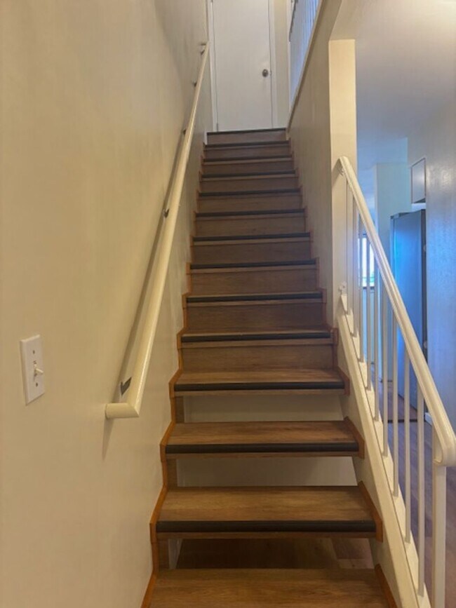 Building Photo - 3 Bedroom / 3 Bath Condo with Ocean Views