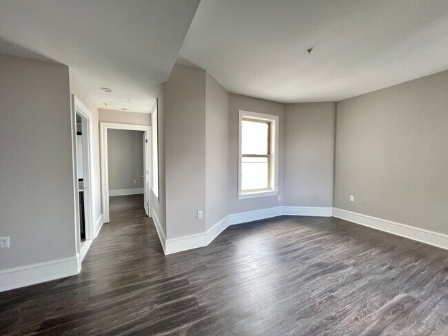 Interior Photo - 306 W Franklin