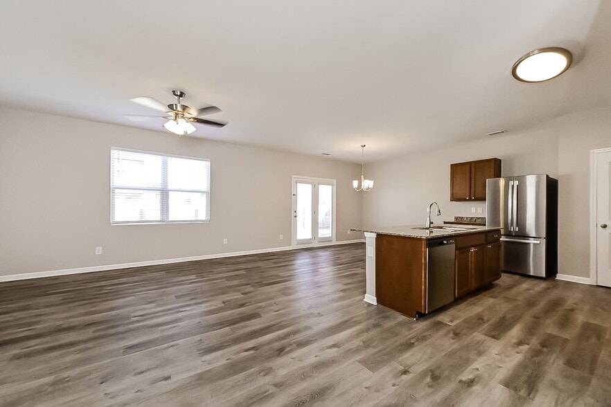 Building Photo - 2901 S Hills