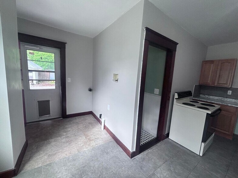 Building Photo - 32-34 Linnell Street, Unit #34
