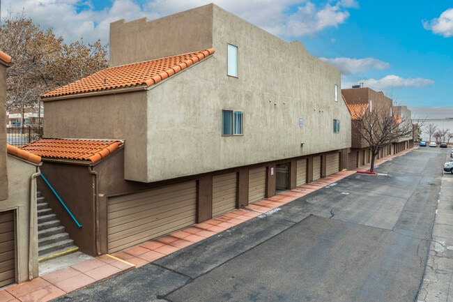 Garages - Las Kivas