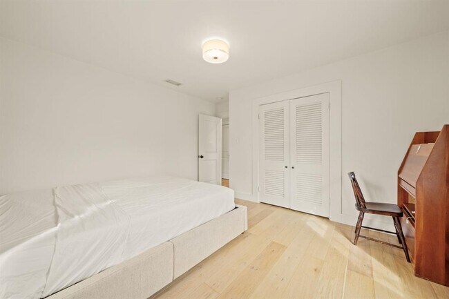 Building Photo - 912 Mansell Ave