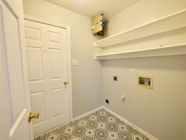 Building Photo - 4502 Highlands Dr