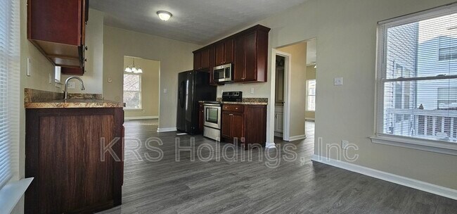 Building Photo - 820 Maltby Cres