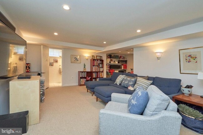 Building Photo - 230 N Jackson St