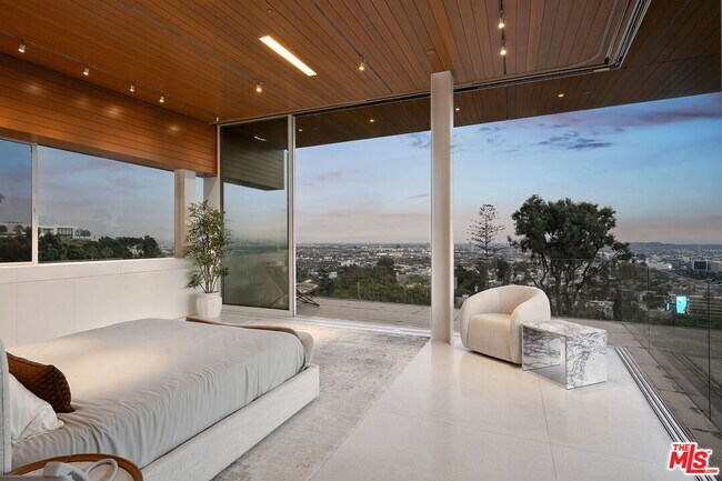 Building Photo - 1430 Sunset Plaza Dr