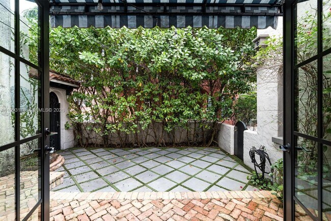 Building Photo - 447 Giralda Ave