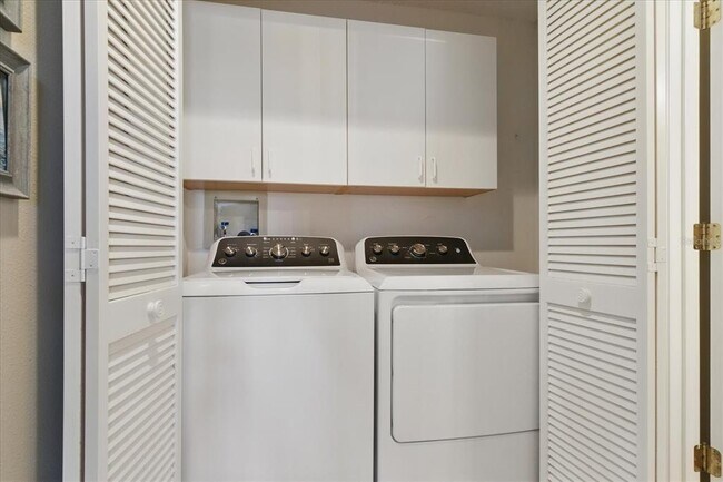 Building Photo - 9320 Clubside Cir