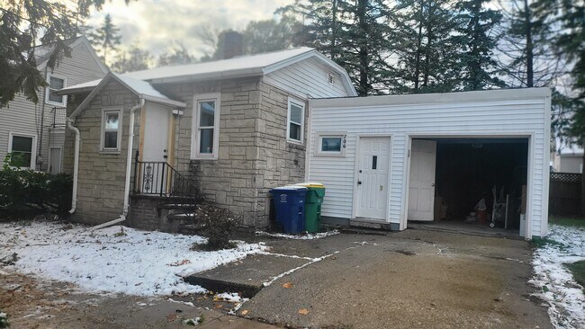 Building Photo - 706 S Baird St