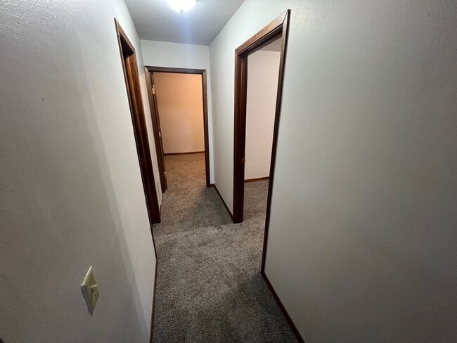 Building Photo - One Bedroom Apartment With Office Space