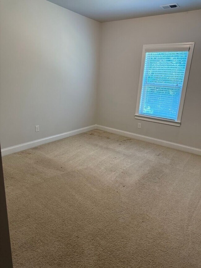 Building Photo - Spacious 5BR House in Buford