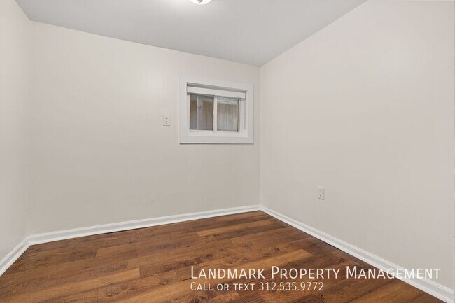 Building Photo - 3742 W Diversey Ave