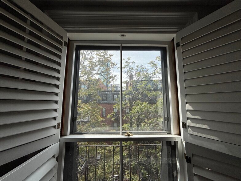 Building Photo - 241 Beacon St