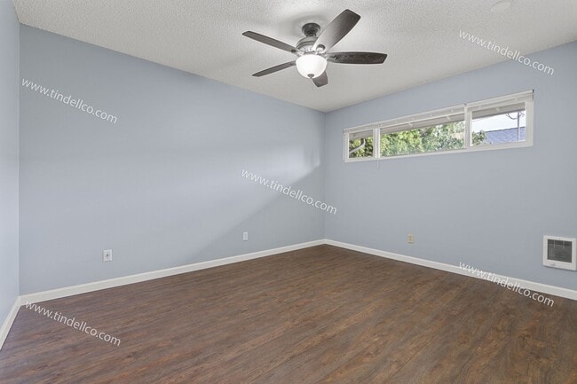 Building Photo - Cozy 2-Bedroom Duplex with Water/Sewer/Garbage & Lawncare  Included!