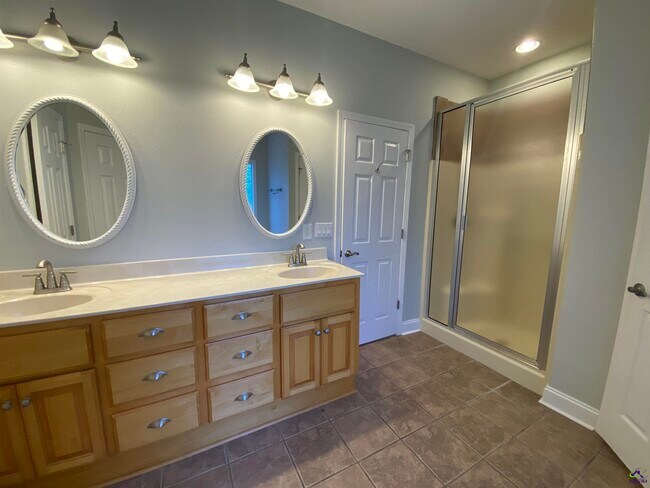 Building Photo - 408 Stathams Way