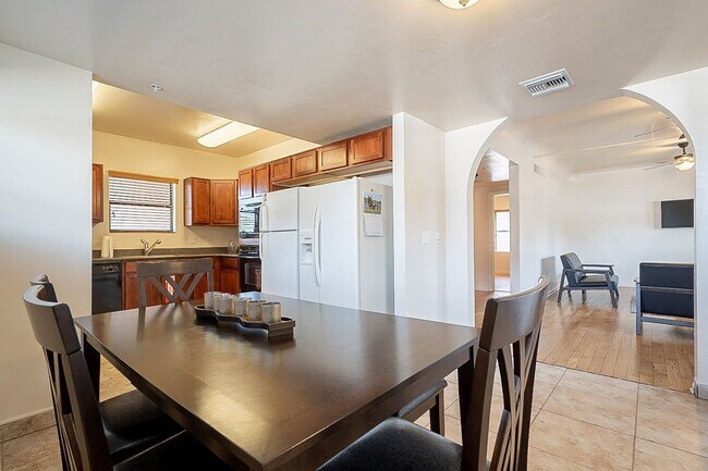 Building Photo - 928 E 6th St