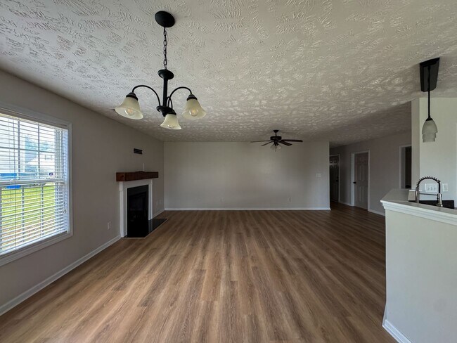 Building Photo - Lovely 3 Bed 2 Bath Fayetteville Home with Fenced Yard
