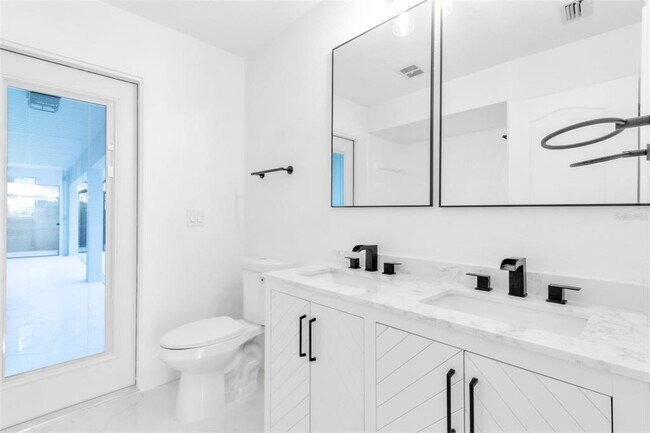 Building Photo - 1110 Woodcrest Ave