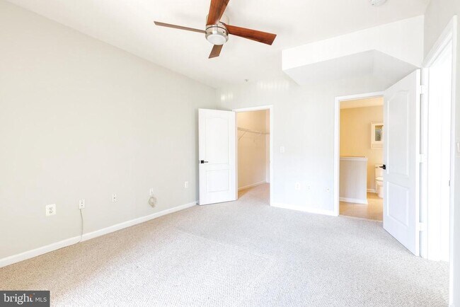 Building Photo - 400 Symphony Cir
