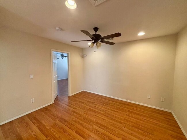 Building Photo - Beautiful 4 bedrooms home in desirable Green Valley