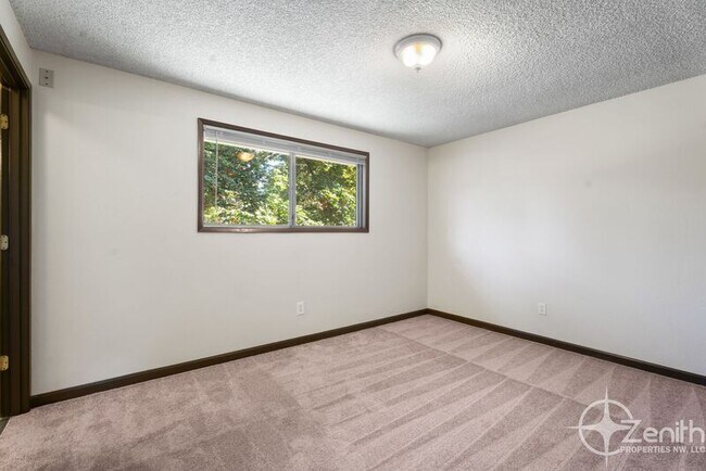 Building Photo - 805 NE 122nd Ave